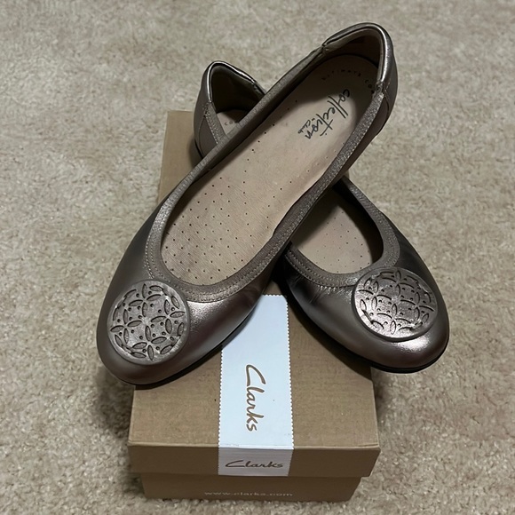 Clarks Shoes - Clarks Pewter Flats 7 1/2 M